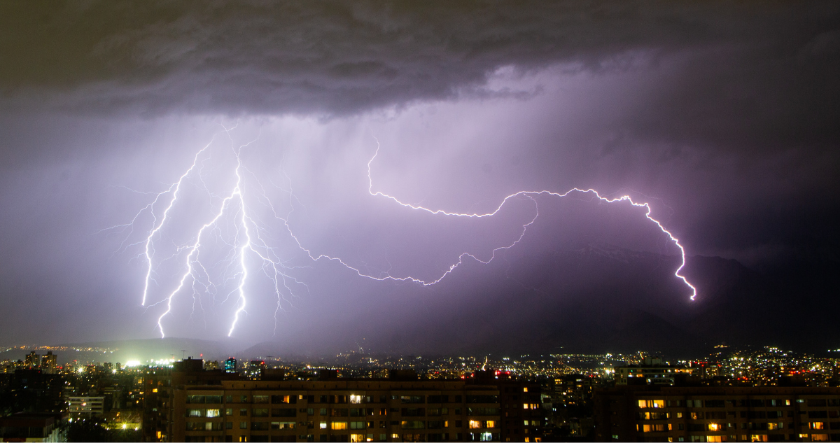 Tormentas eléctricas continuarían este miércoles en Santiago y otras 9 regiones, según Meteorología