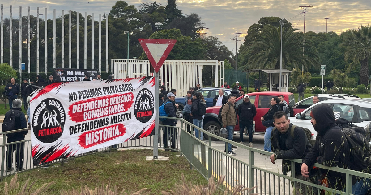 Trabajadores se manifiestan en acceso a Refinería Aconcagua de ENAP: acusan falta de diálogo