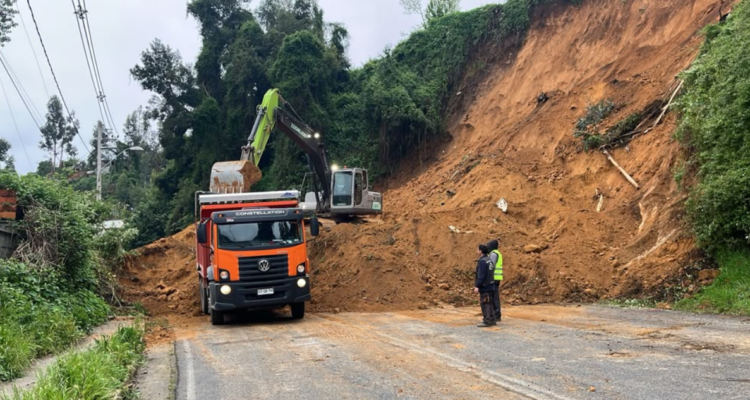 Continúa retiro de material tras derrumbe de cerro que bloqueó carretera Fernando Maira en Lota