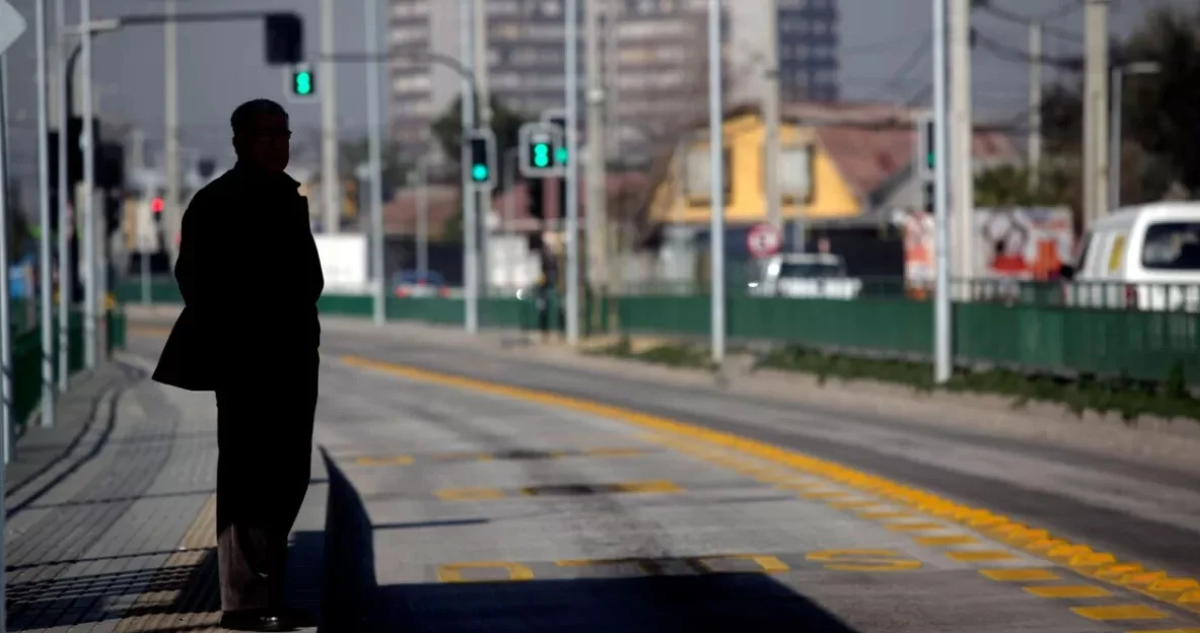 Persona en paradero de la región del Bío Bío.