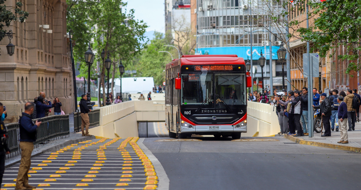 Transporte público vuelve al eje Bandera tras reapertura con paseo semipeatonal para buses RED