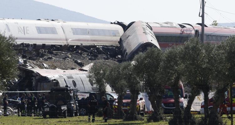 Tragedia en España: qué pasó en los 23 minutos previos al choque de trenes que dejó 68 muertos