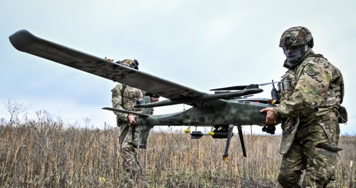 Imagen de archivo de dos militares ucranianos manipulando un dron