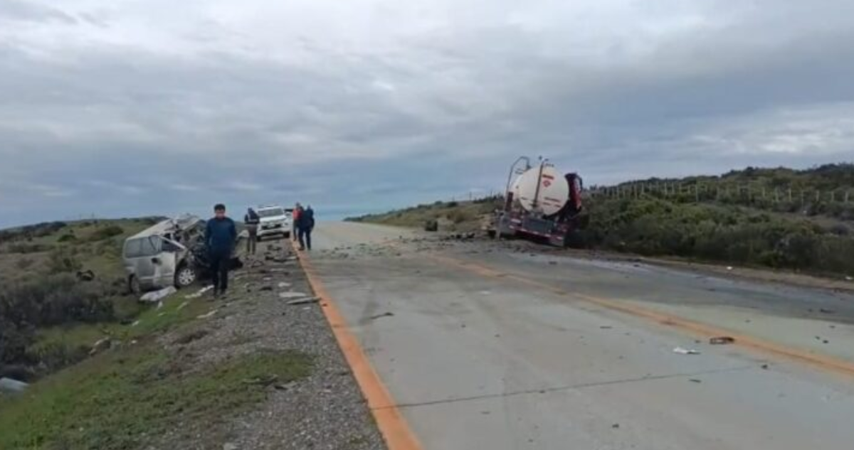 https://media.biobiochile.cl/wp-content/uploads/2026/10/un-fallecido-y-un-lesionado-tras-colision-entre-van-y-camion-de-combustibles-en-san-gregorio.png