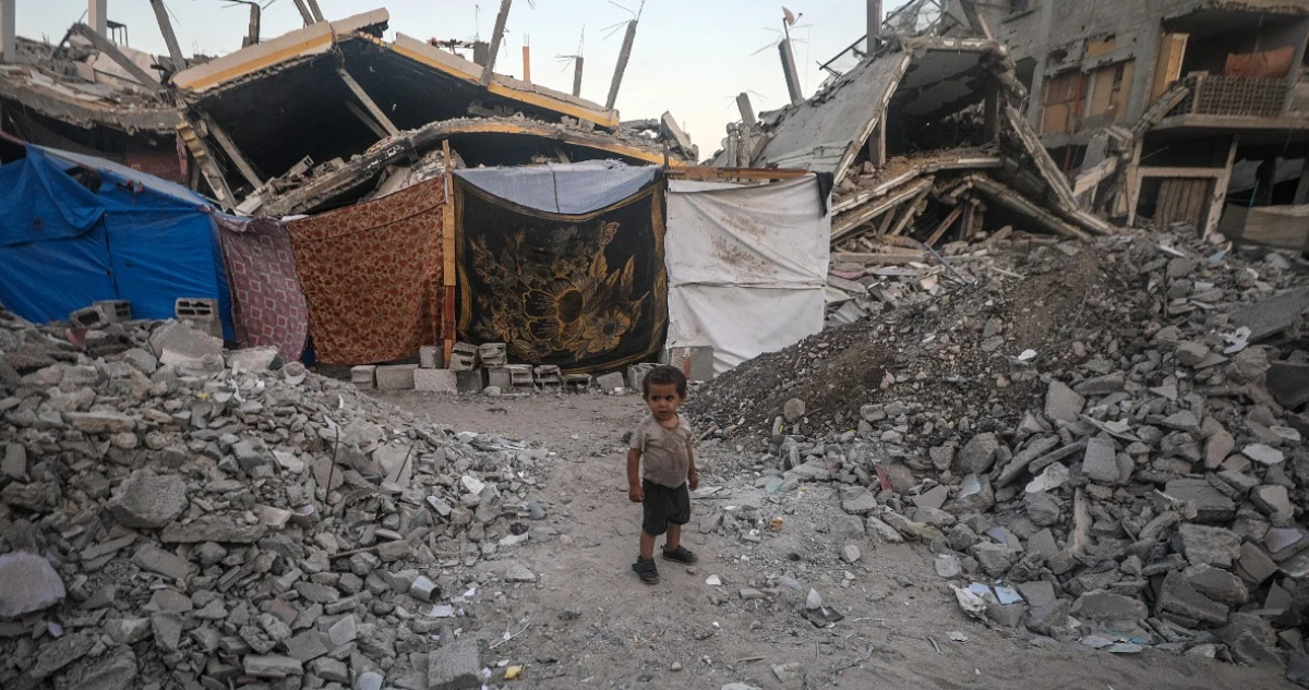 Niño en medio de escombros en Gaza