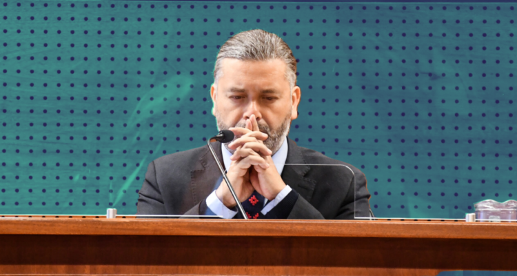 Juez Urrutia carga otra vez contra el Poder Judicial: pide $77 millones por afectación a sus derechos