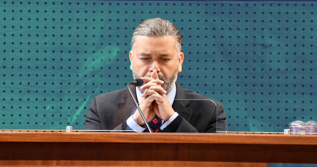 Daniel Urrutia dirigiendo audiencia.