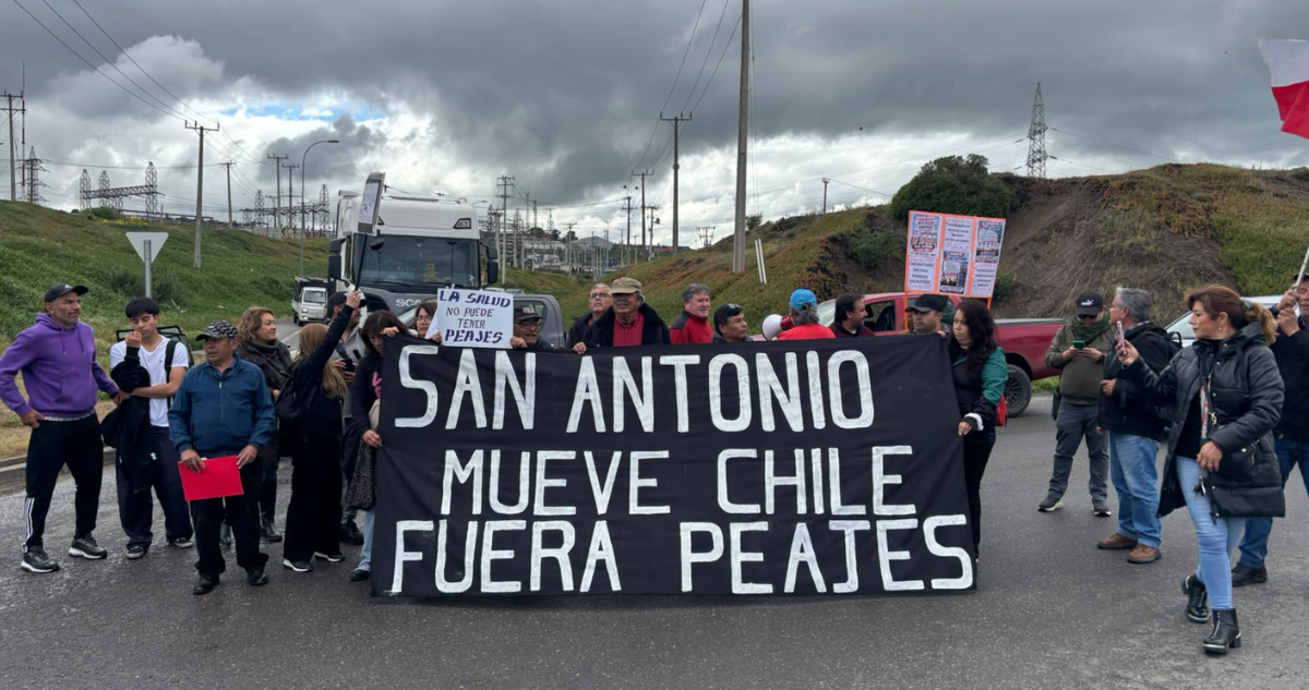 Vecinos de San Antonio interrumpen tránsito en protesta contra nuevos pórticos de TAG en Ruta 78
