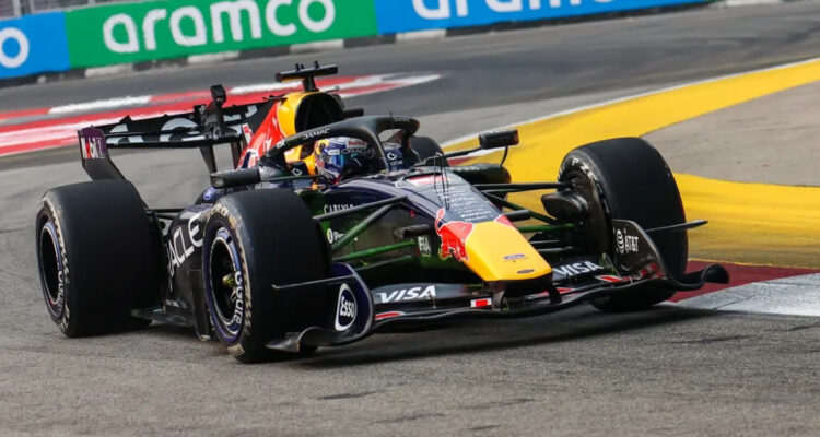 https://media.biobiochile.cl/wp-content/uploads/2026/10/verstappen-sigue-firme-y-se-quedo-con-la-qualy-del-gp-de-singapur_-piloto-neerlandes-largara-primero-750x400.jpg