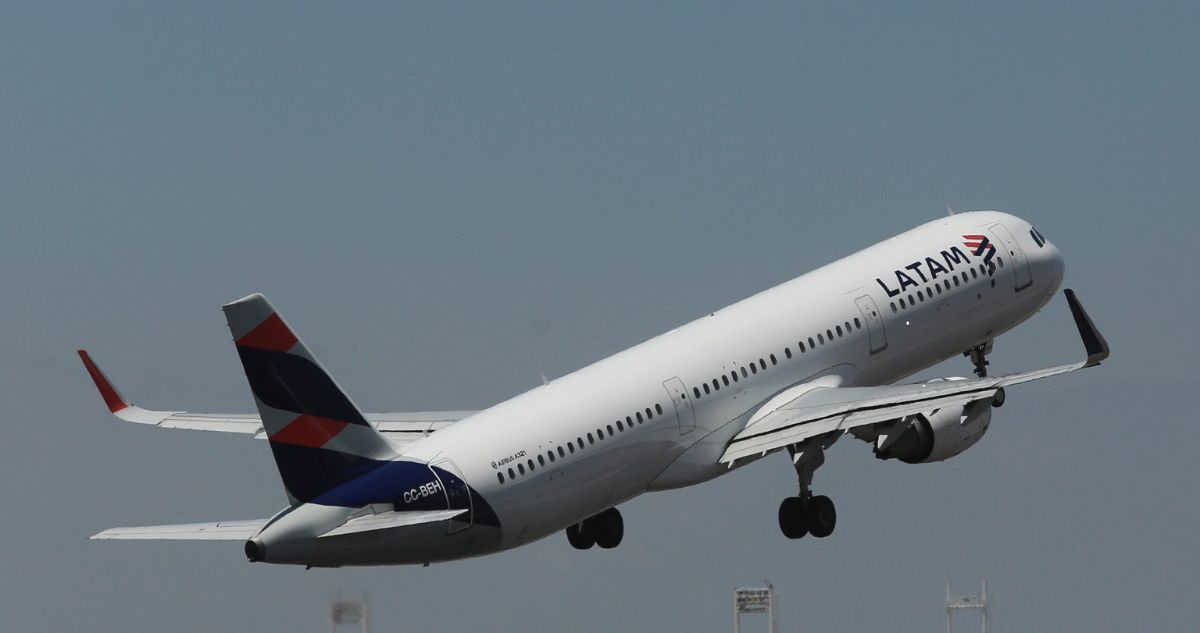 VIDEO | Pasajero graba instante en que un rayo impacta a un avión a minutos de aterrizar en Santiago