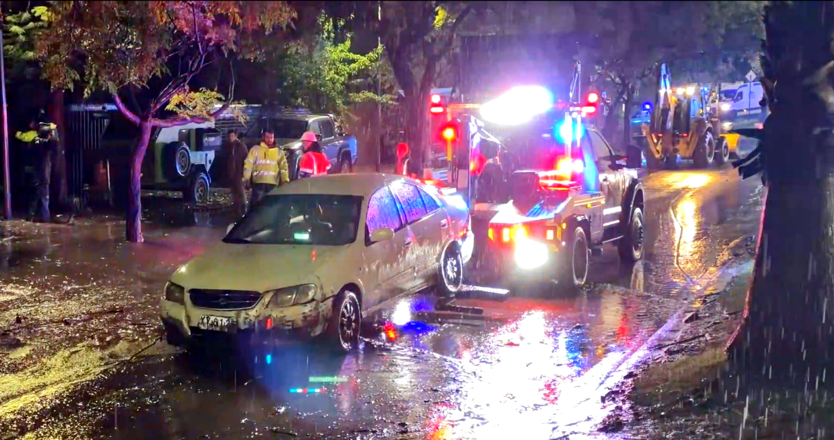 VIDEOS | Con ayuda de maquinarias retiran decenas de vehículos arrastrados por aluvión en Las Condes