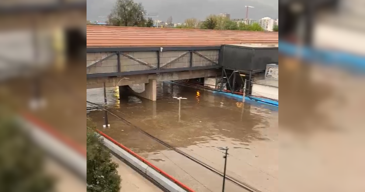 VIDEOS | Lluvias dejan completamente inundado el paso bajo nivel junto al Metro Ñuble en Ñuñoa