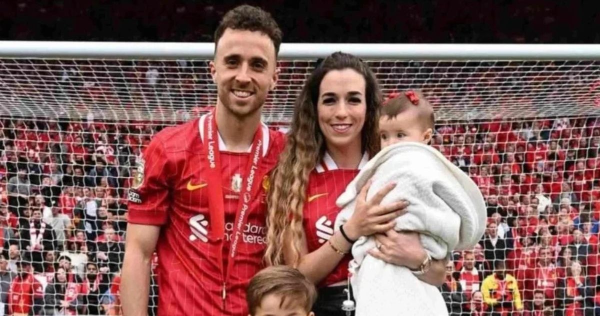 Diogo Jota y Rute Cardoso celebrando su título con Liverpool.