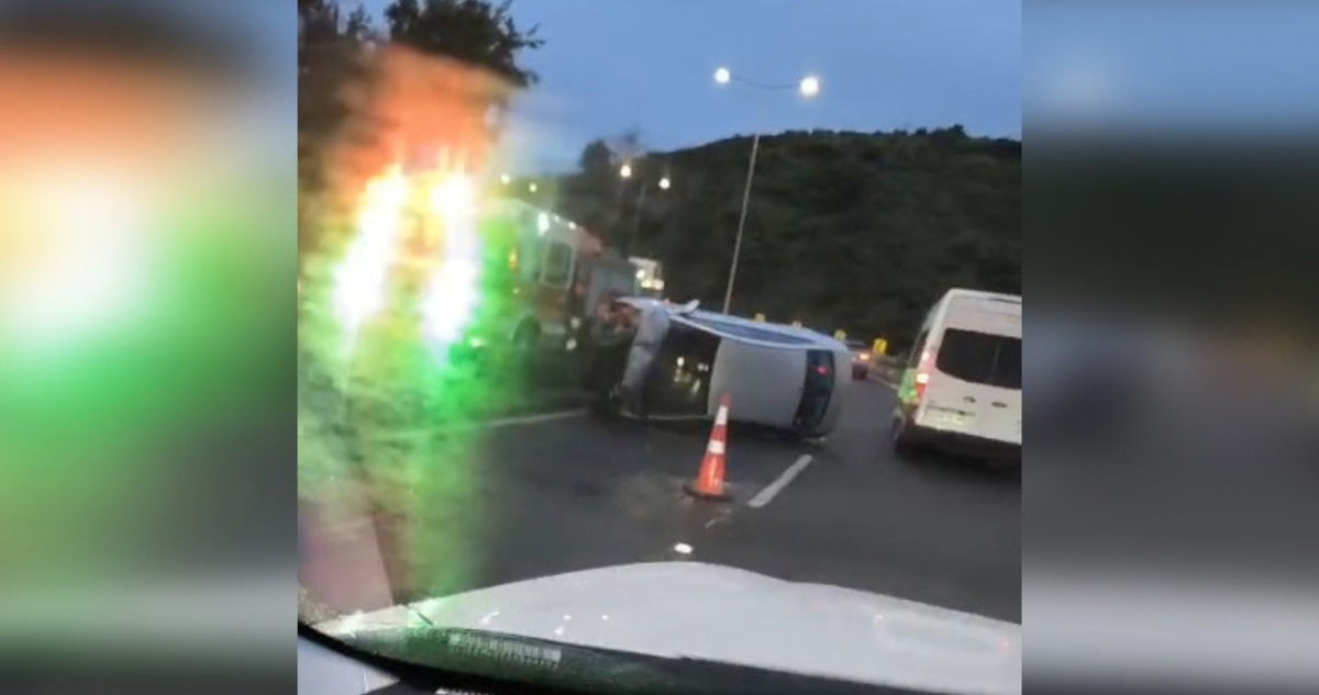 Volcamiento de vehículo en Ruta Las Palmas provoca congestión vehicular en Viña del Mar