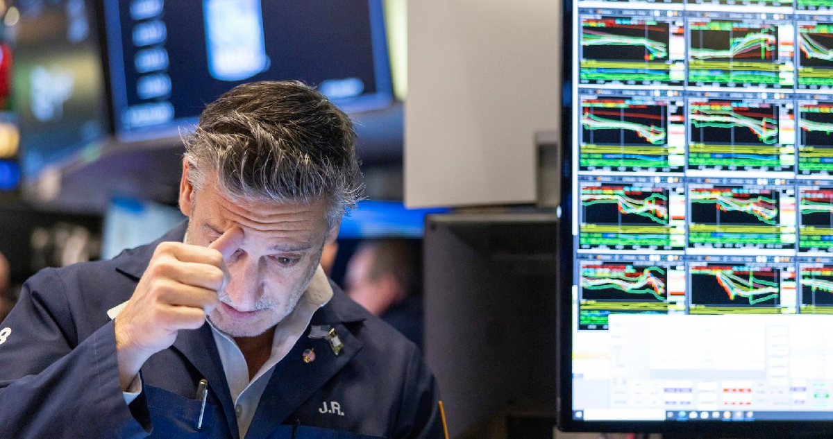 Wall Street opera en rojo mientras los bonos del Tesoro se mantienen en niveles no vistos desde 2002