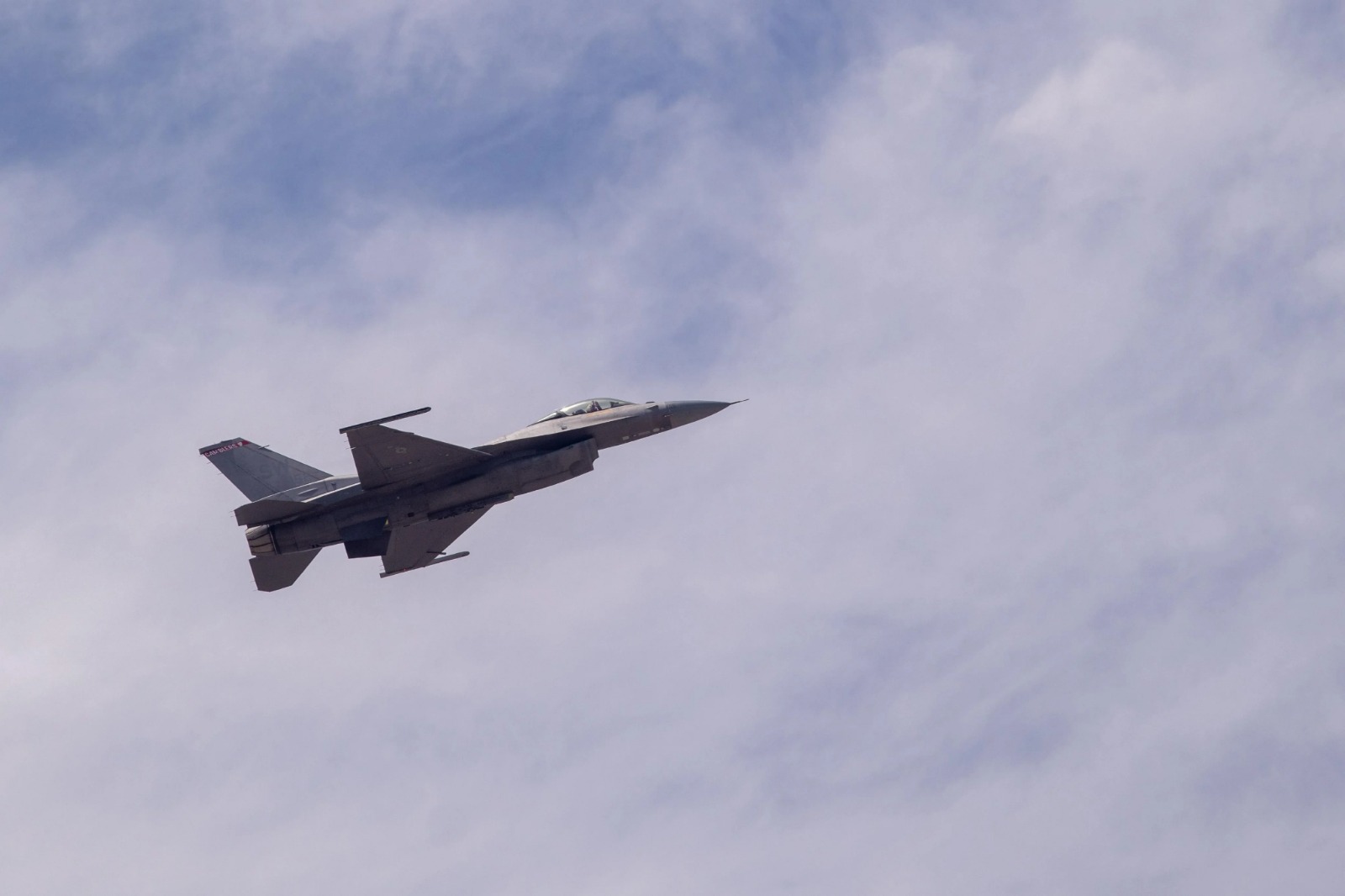 Perú busca fondos para comprar otros 12 cazas F-16 y desata críticas por prioridades de gasto