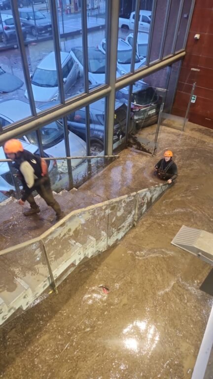 Con lodo hasta la cintura: Así fue rescate de personas atrapadas en Duoc UC por aluvión en Las Condes