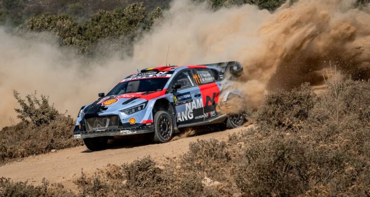 https://media.biobiochile.cl/wp-content/uploads/2026/10/wrc-cerdena-neuville-evans-ultima-fecha-750x400.jpg